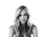 Alexis Ren Piercing, Earings