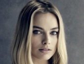 Margot Robbie Piercing, Earings