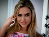 Mia Malkova Piercing, Earings